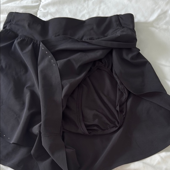 Black Athletic Shorts Lightweight Breathable Material - Picture 2 of 2